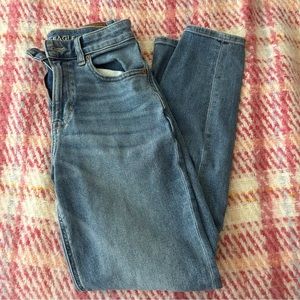 American Eagle light wash Mom Jeans